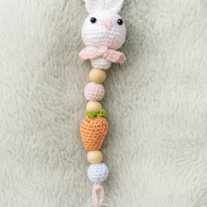 Attache-tétine Lapin au crochet avec carotte – fait main en coton mercerisé